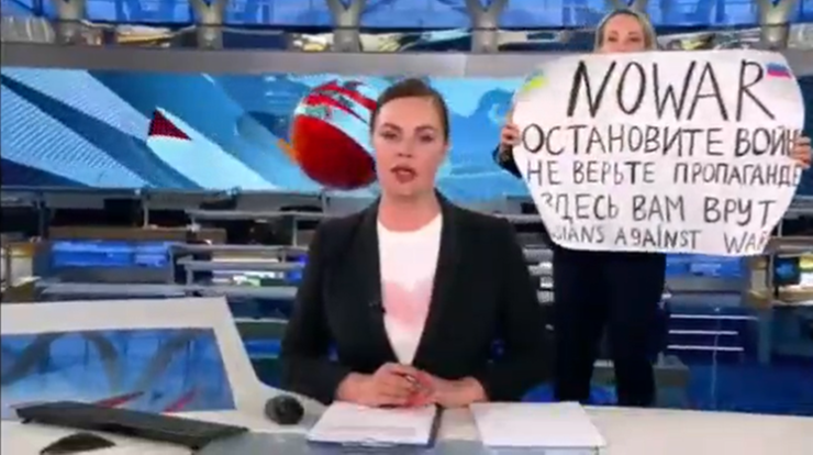 Wojna w Ukrainie. Protest dziennikarki w rosyjskiej telewizji państwowej