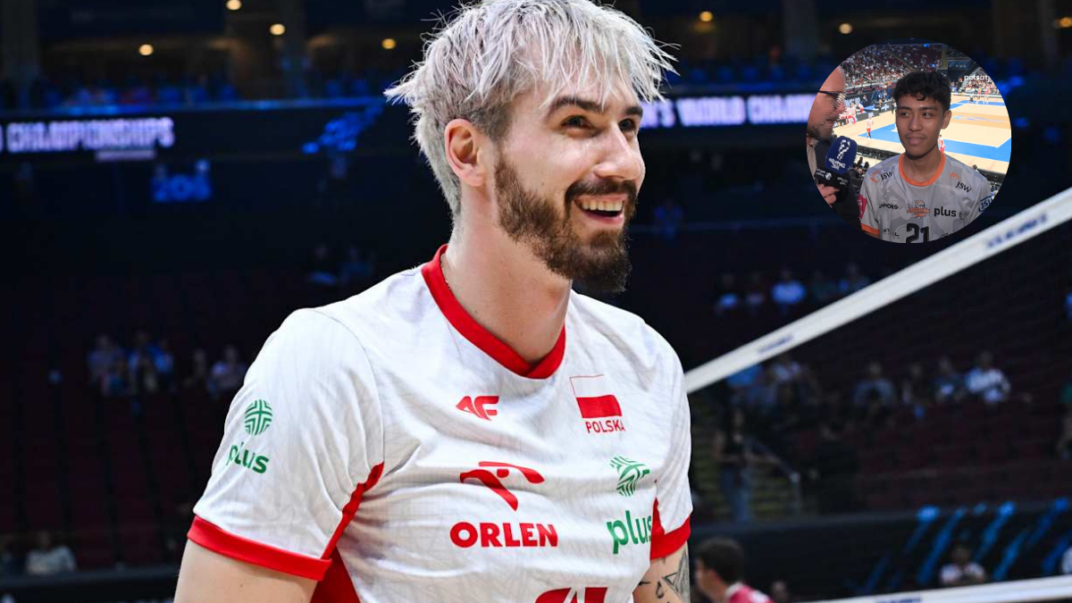 Uśmiechnięty polski siatkarz w białej koszulce z napisem "POLSKA" i logo sponsora, na tle hali sportowej.