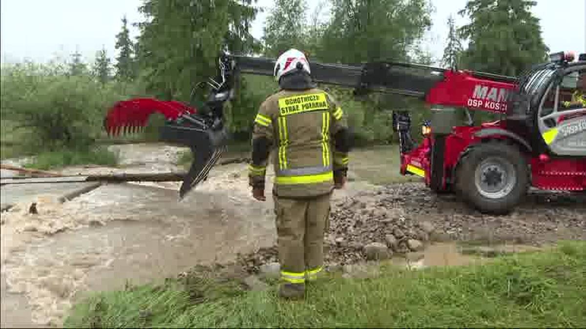 60 interwencji strażaków w Małopolsce do rana. Wezbrany potok odciął drogę turystom