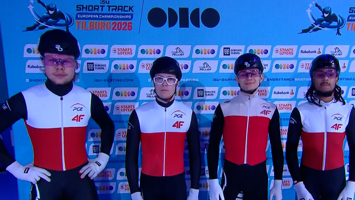 Czterech młodych zawodnik&oacute;w w strojach reprezentacji Polski w short tracku, z przodu plansza z nazwiskami: Michał Niewiński, Felix Pigeon, Diane Sellier, Łukasz Kuczyński.