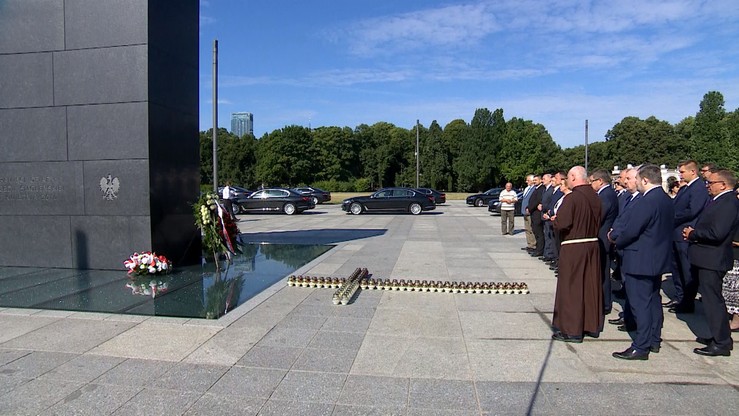 Politycy PiS złożyli wieniec przed pomnikiem smoleńskim. Wzięli udział w mszy w intencji ofiar