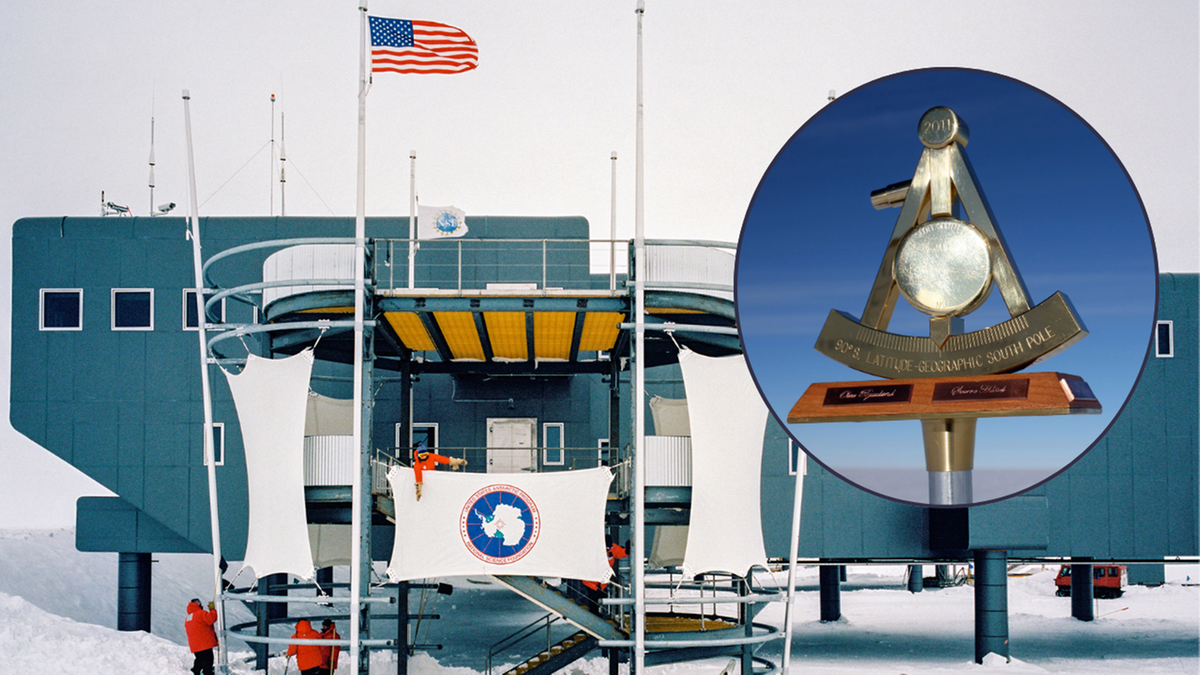 Stacja badawcza Amundsen-Scott na biegunie południowym z amerykańską flagą.