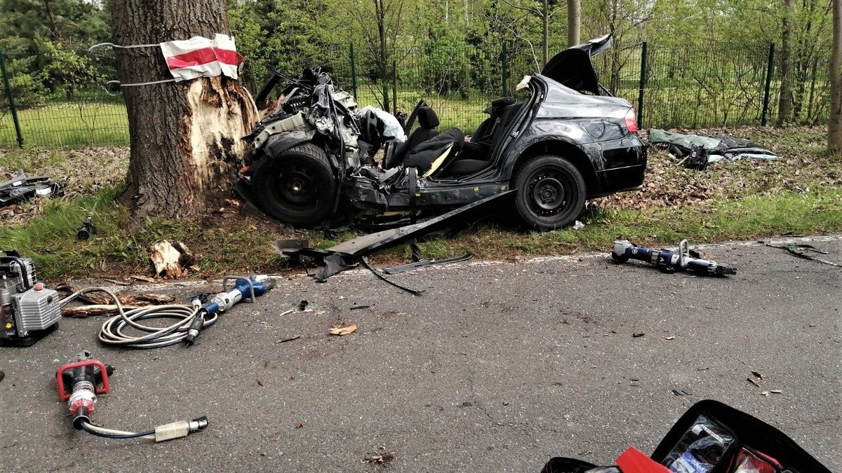 Mikołów: Śmiertelny wypadek. 33-letni kierowca bmw uderzył w drzewo