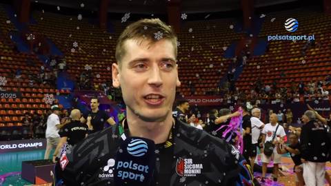 Siatkarz w koszulce Polsat Sport na tle trybun wypełnionych widzami, wśr&oacute;d unoszącego się konfetti.