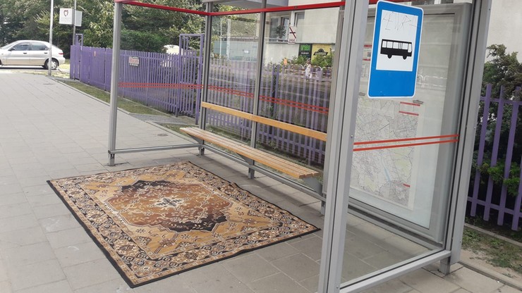 Dywan na przystanku autobusowym w Warszawie. "Brakuje regału z książkami i fotela"