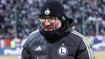 Mężczyzna w czapce z daszkiem i okularach, ubrany w kurtkę sportową z logo Legii Warszawa.