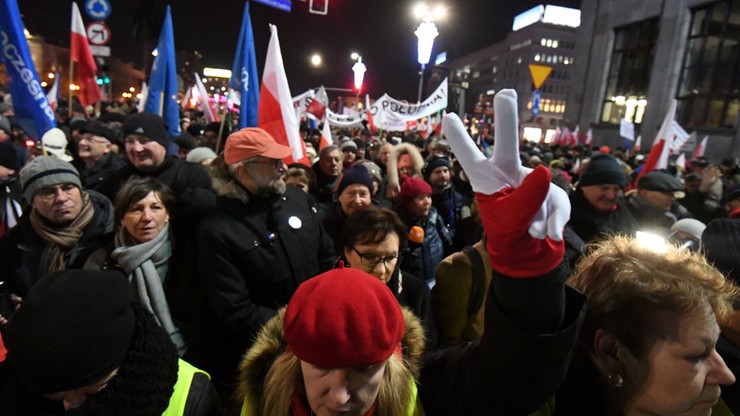 "Stop dewastacji Polski" - marsz KOD w Warszawie. Doszło do spotkania z kontrmanifestacją