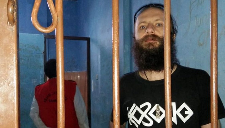 Jakub Skrzypczak nadal uwięziony w Indonezji. Sąd skazał podróżnika za "próbę obalenia rządu"