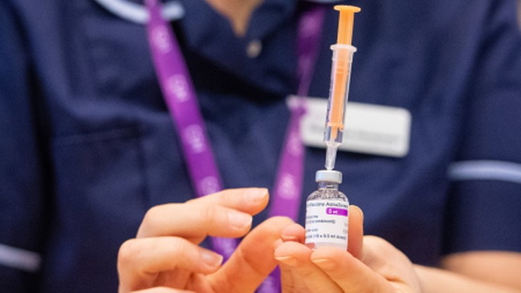 Media: szczepionka AstraZeneca nieskuteczna wśród seniorów. Firma zaprzecza