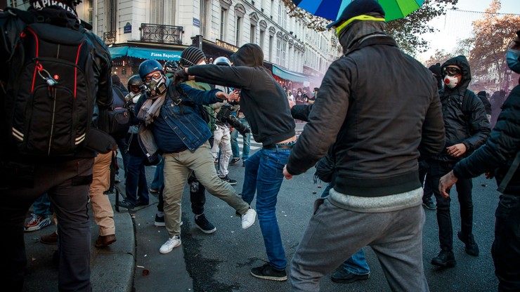Francja: zniszczenia i ranni policjanci po demonstracjach przeciw kontrowersyjnej ustawie