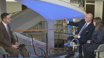 Poseł nagle wyciągnął telefon. 