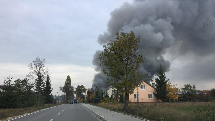 Pożar magazynów w Woli Rafałowskiej na Mazowszu. Słup dymu było widać z wielu kilometrów
