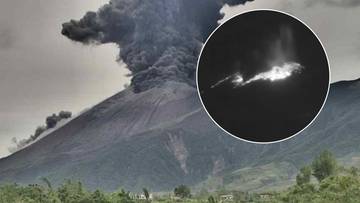 Potężna kolumna pyłu wzniosła się w niebo. Erupcja groźnego wulkanu