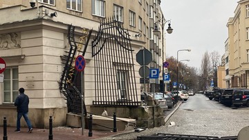 Zniszczona brama Kancelarii Prezydenta. Gruz i pogięte kraty. "To był szok" [WIDEO, ZDJĘCIA]