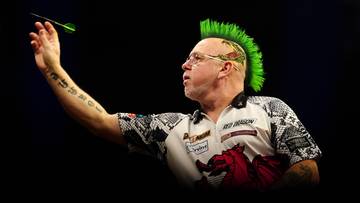 Gracz rzuca rzutką do celu podczas meczu darta.