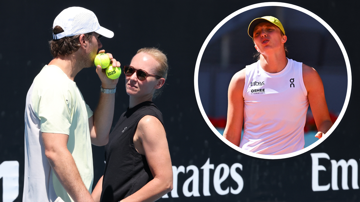 Iga Świątek w białej czapce i koszulce z logo ON na korcie tenisowym, trzyma dwie piłeczki tenisowe w dłoniach i rozmawia z trenerem.