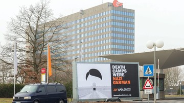 Billboard "Death Camps Were Nazi German" przed europarlamentem