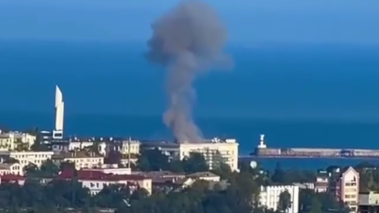 Krym. Eksplozja i kłęby dymu nad kwaterą główną Floty Czarnomorskiej w Sewastopolu