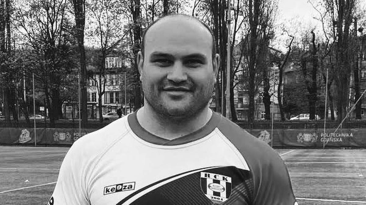 Portret czarno-biały zawodnika rugby Gigiego Mamagulashviliego w stroju sportowym.