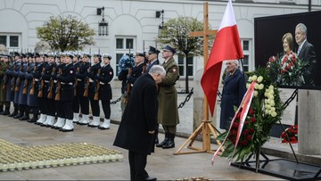 Apel Poległych w godzinę katastrofy smoleńskiej na Krakowskim Przedmieściu