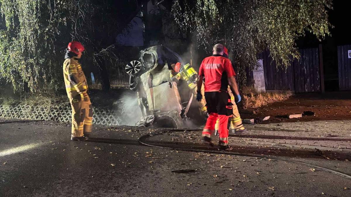 Tragedia w Małopolsce. Auto wypadło z drogi i stanęło w płomieniach