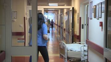 Korytarz szpitalny z personelem i pacjentami