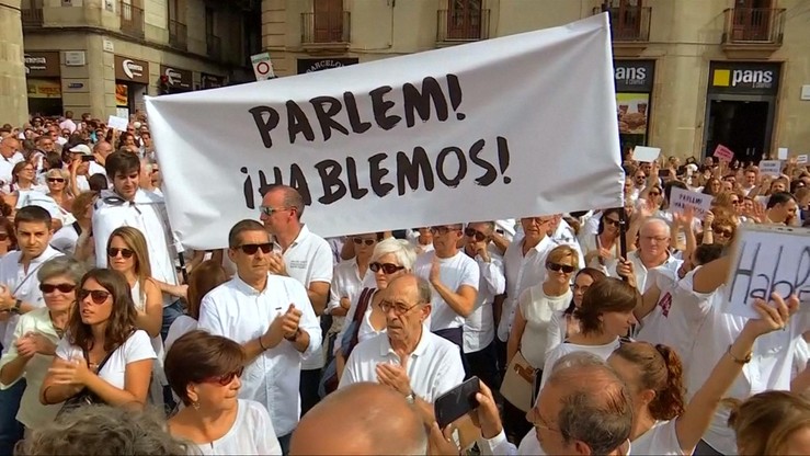 Tysiące Hiszpanów wyszło na ulice apelować o jedność kraju