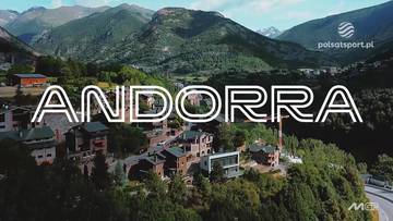 Widok z lotu ptaka na g&oacute;rską miejscowość z budynkami i otaczającymi ją wzg&oacute;rzami.