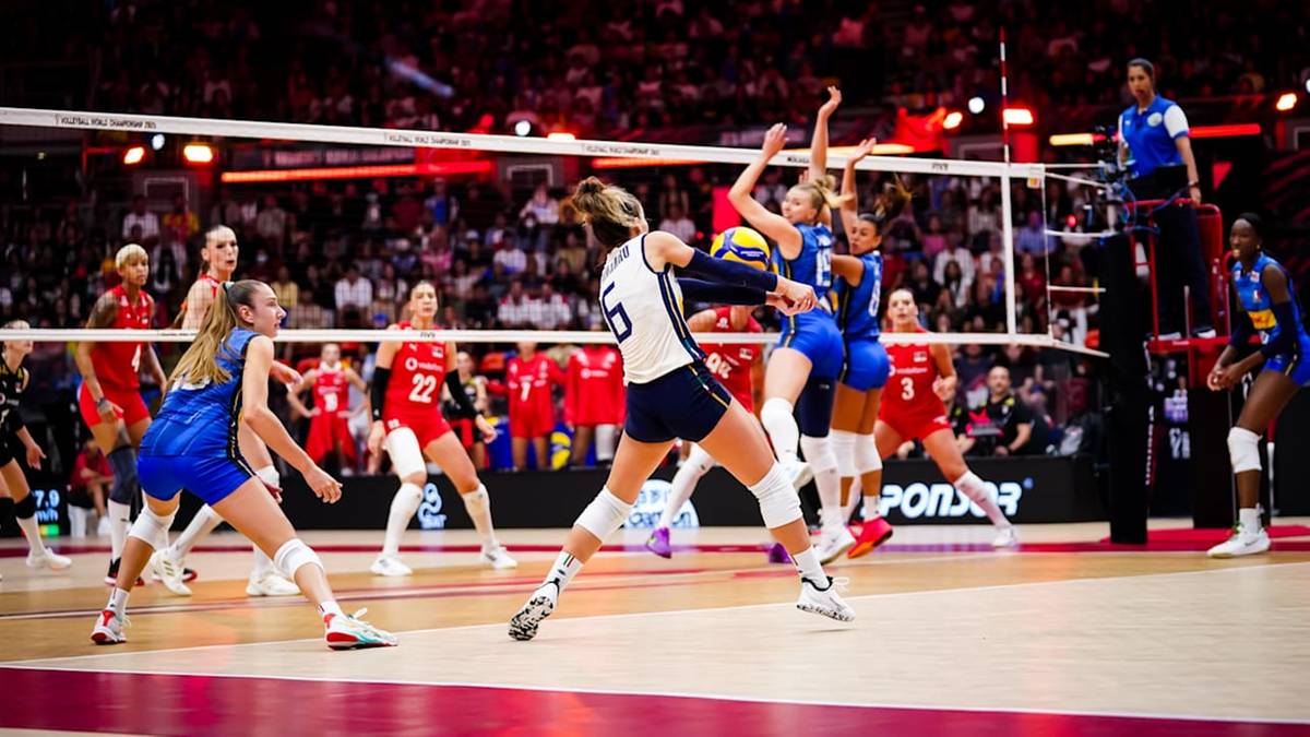 Siatkarka w białej koszulce z numerem 17 atakuje piłkę nad siatką, podczas meczu finałowego Mistrzostw Świata siatkarek 2025 pomiędzy Turcją a Włochami.