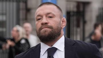 Portret Conora McGregora, zawodnika MMA, w garniturze.