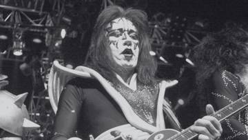 Legendarny gitarzysta Kiss nie żyje. Dramatyczne okoliczności, "jesteśmy całkowicie zdruzgotani"