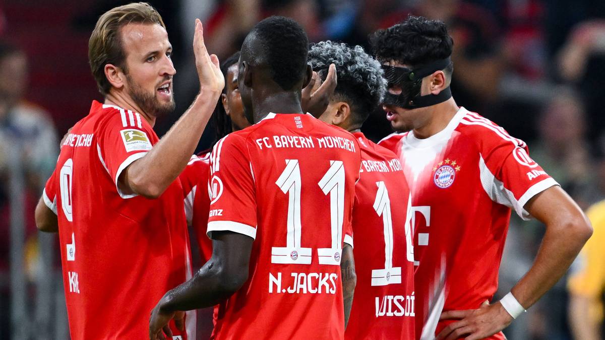 Pięciu piłkarzy w czerwonych koszulkach Bayernu Monachium podczas meczu.