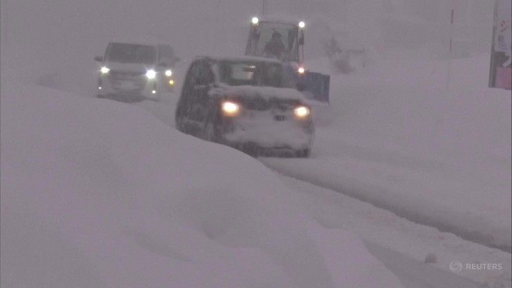 Japonia. Obfite opady śniegu w centrum kraju. Paraliż lotnisk i dróg