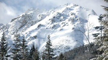 W Tatrach intensywne opady śniegu. Trzeci stopień zagrożenia lawinowego