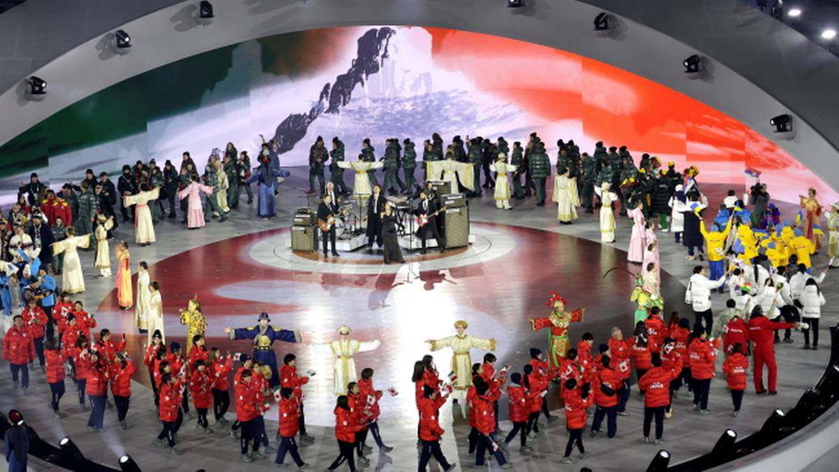 Ludzie w strojach występujący na scenie podczas ceremonii.