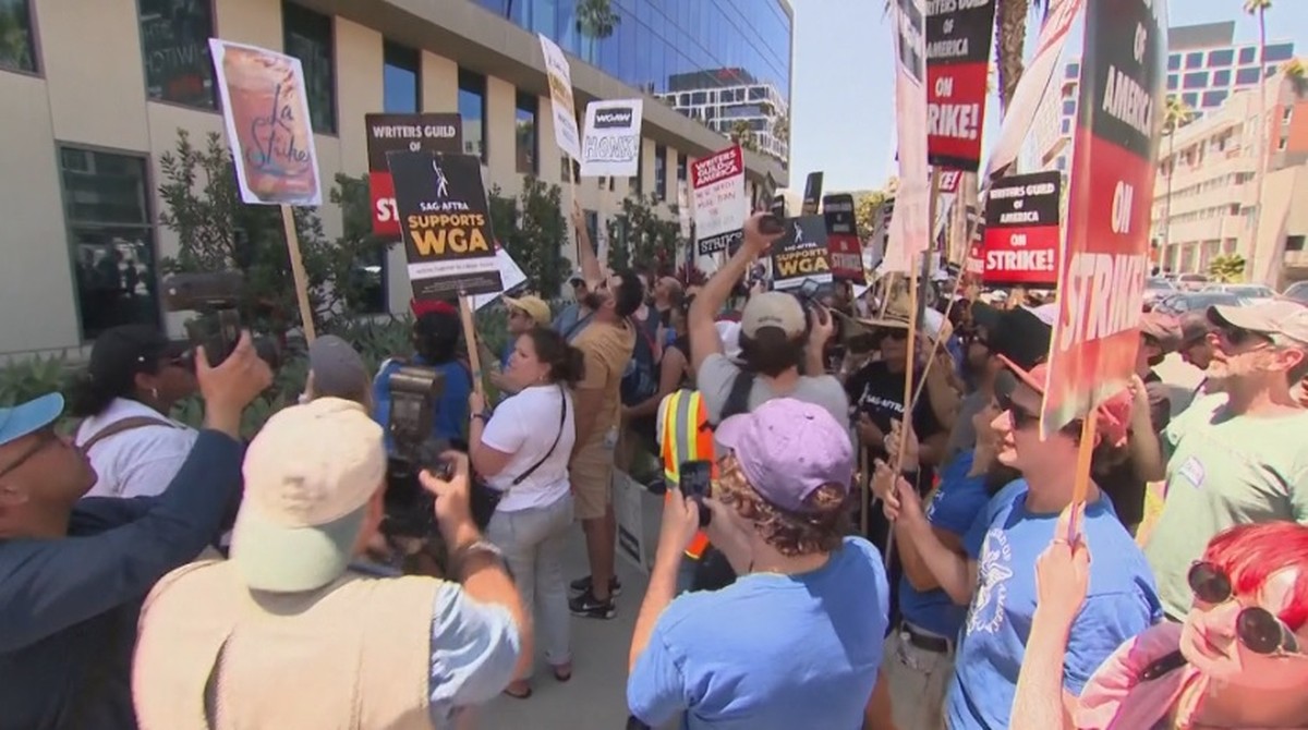 USA: Aktorzy i scenarzyści z Hollywood protestują. Największy strajk od 63 lat
