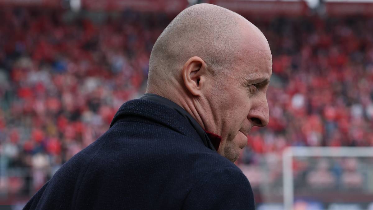 Portret trenera Aleksandara Vukovića na tle stadionu z kibicami.