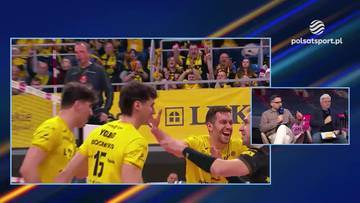 Siatkarze Bogdanki LUK Lublin w ż&oacute;łtych strojach świętują zdobycie punktu, w tle kibice na trybunach.