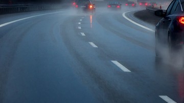 RCB ostrzega przed śliskimi drogami i chodnikami po opadach deszczu i śniegu