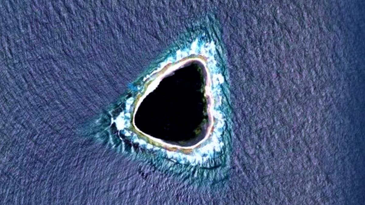Dziwny czarny trójkąt na Oceanie Spokojnym to wyspa. Fot. Google Earth.