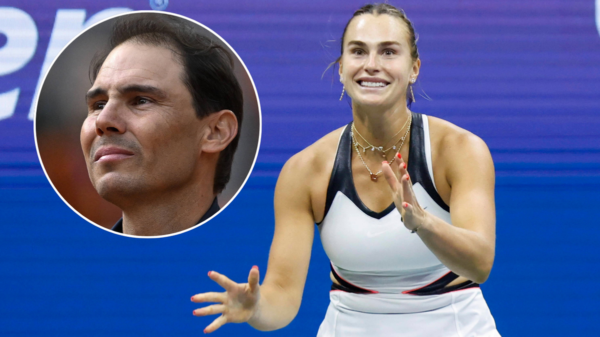 Aryna Sabalenka w białym stroju sportowym, z rękami uniesionymi, z uśmiechem na twarzy. Obok niej, w okręgu, widnieje portret Rafaela Nadala.