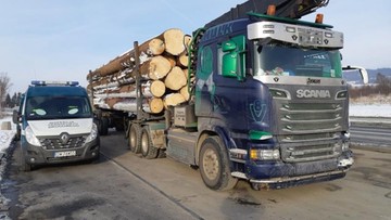 Za ciężki o blisko 18 ton. Transport drewna trzeba było przeładować na dwie ciężarówki