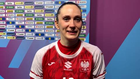 Karolina Kochaniak, uśmiechnięta kobieta w czerwono-białej koszulce sportowej z godłem Polski.