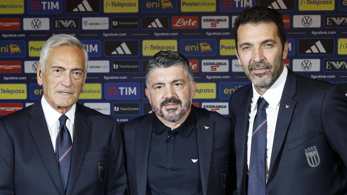 Trzech mężczyzn w eleganckich garniturach, stojących obok siebie, z poważnymi minami.