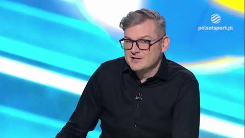 Mężczyzna w okularach i czarnej koszuli siedzi na tle z ukośnymi liniami.