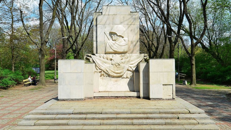 Rozpoczęto demontaż pomnika w parku Skaryszewskim. Stanowcza reakcja Rosji
