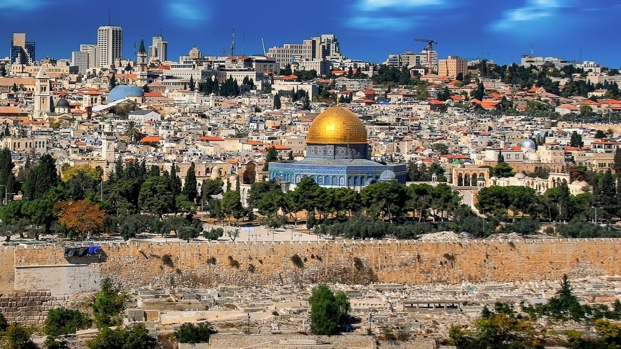 Panorama Jerozolimy ze słynnym Wzgórzem Świątynnym. Fot. Max Pixel.