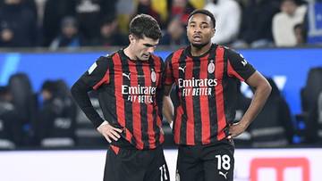 Dw&oacute;ch piłkarzy AC Milan na murawie boiska z piłką.