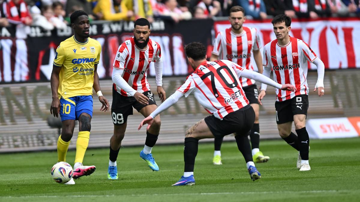Piłkarze Cracovii i Arki Gdynia walczą o piłkę podczas meczu Ekstraklasy.