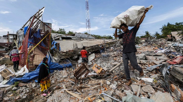 Bilans trzęsienia ziemi w Indonezji. Ponad sto osób zginęło i ponad 700 jest rannych